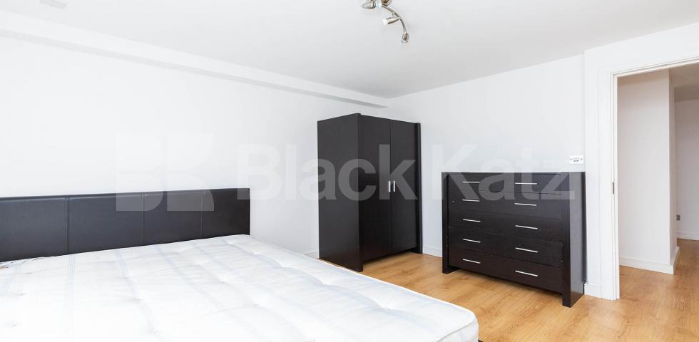 			IDEAL FOR 4 SHARERS!!, 3 Bedroom, 1 bath, 1 reception Flat			 Criterion Mews, ARCHWAY 